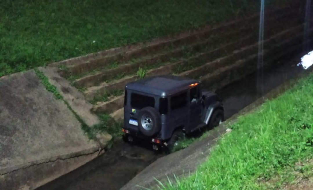 Carro desgovernado cai dentro do Canal da Maternidade 